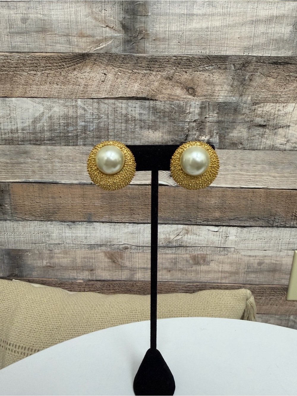 Textured gold w/ large pearl clip on earring OS